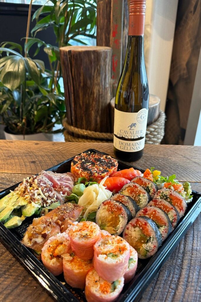 plateau de sushi avec bouteille de vin